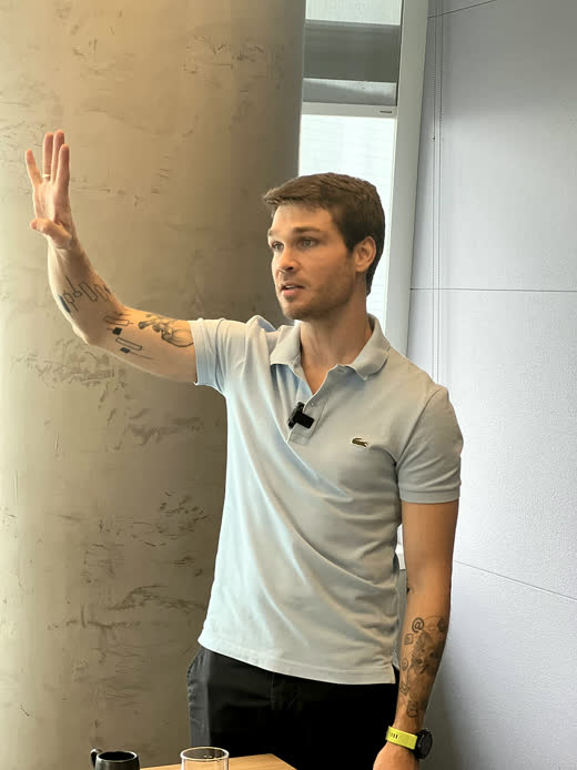 Danilo Zanini dando aula num treinamento na XP